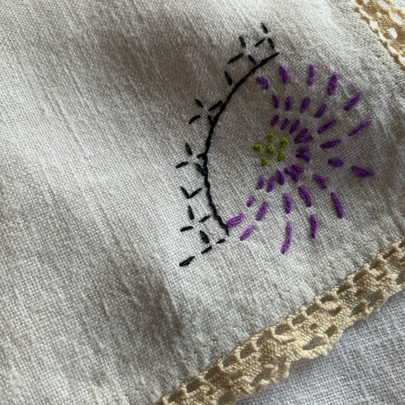 Elegant set of 6 hand embroidered natural linen cloth napkins with crochet edge - Picture 4 of 7